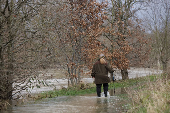 رجل يسير فى مياه الفيضانات