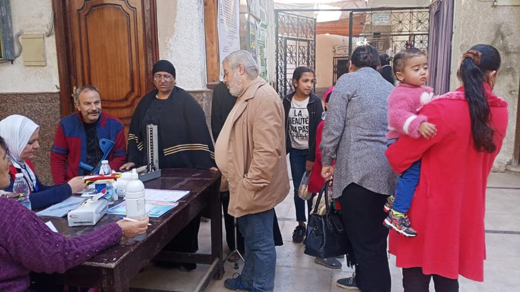 جانب من إجراء الكشف الطبي على المواطنين بالكنائس ضمن مبادرة 100 يوم صحة  بكفر الشيخ