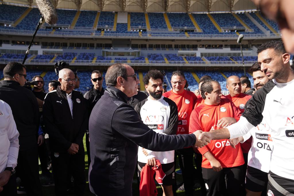 الرئيس السيسي يصافح لاعبي المنتخب الوطني لكرة القدم