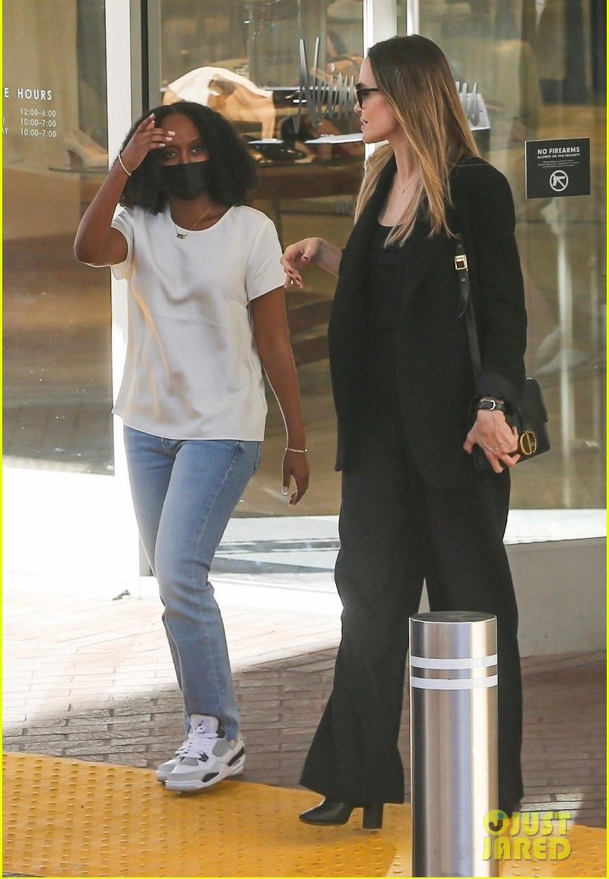 بعد إسقاط اسمه من كنيتها.. ابنة براد بيت فى جولة تسوق مع أنجلينا جولى صور  - اليوم السابع