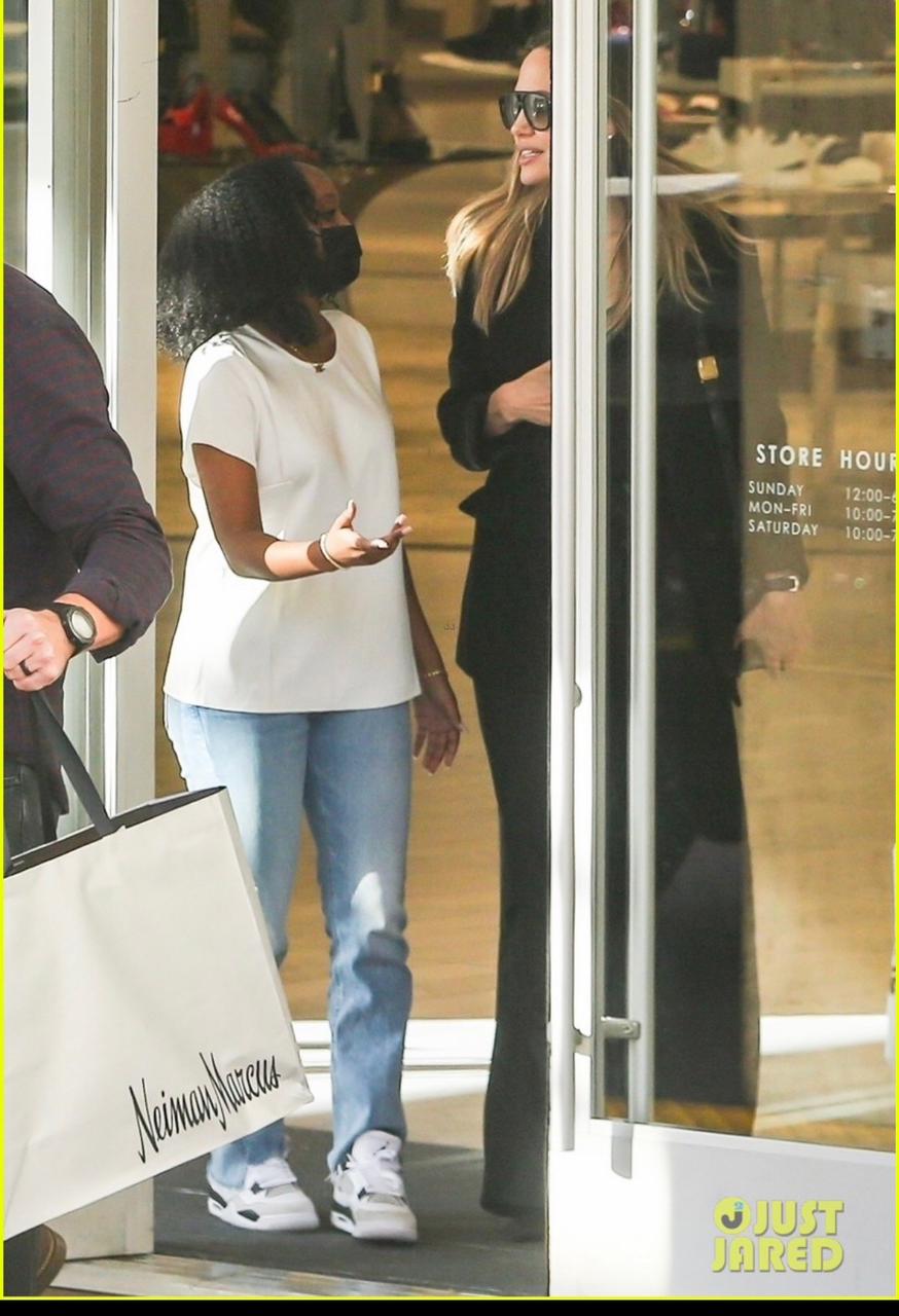 انجلينا جولي تتسوق برفقة ابنتها
