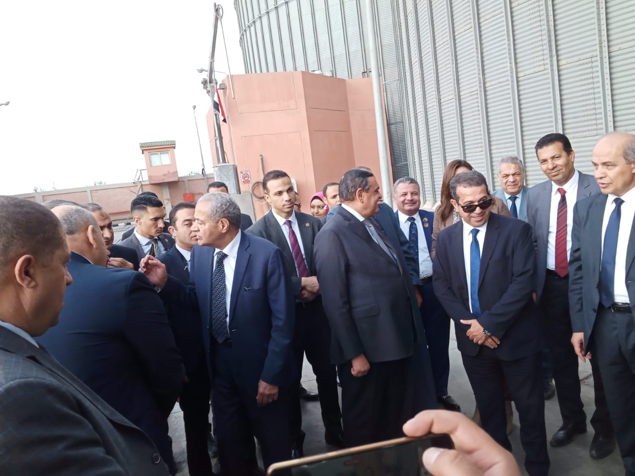 وزيرا التموين والتنمية المحلية يتفقدان صوامع الحبوب (2)