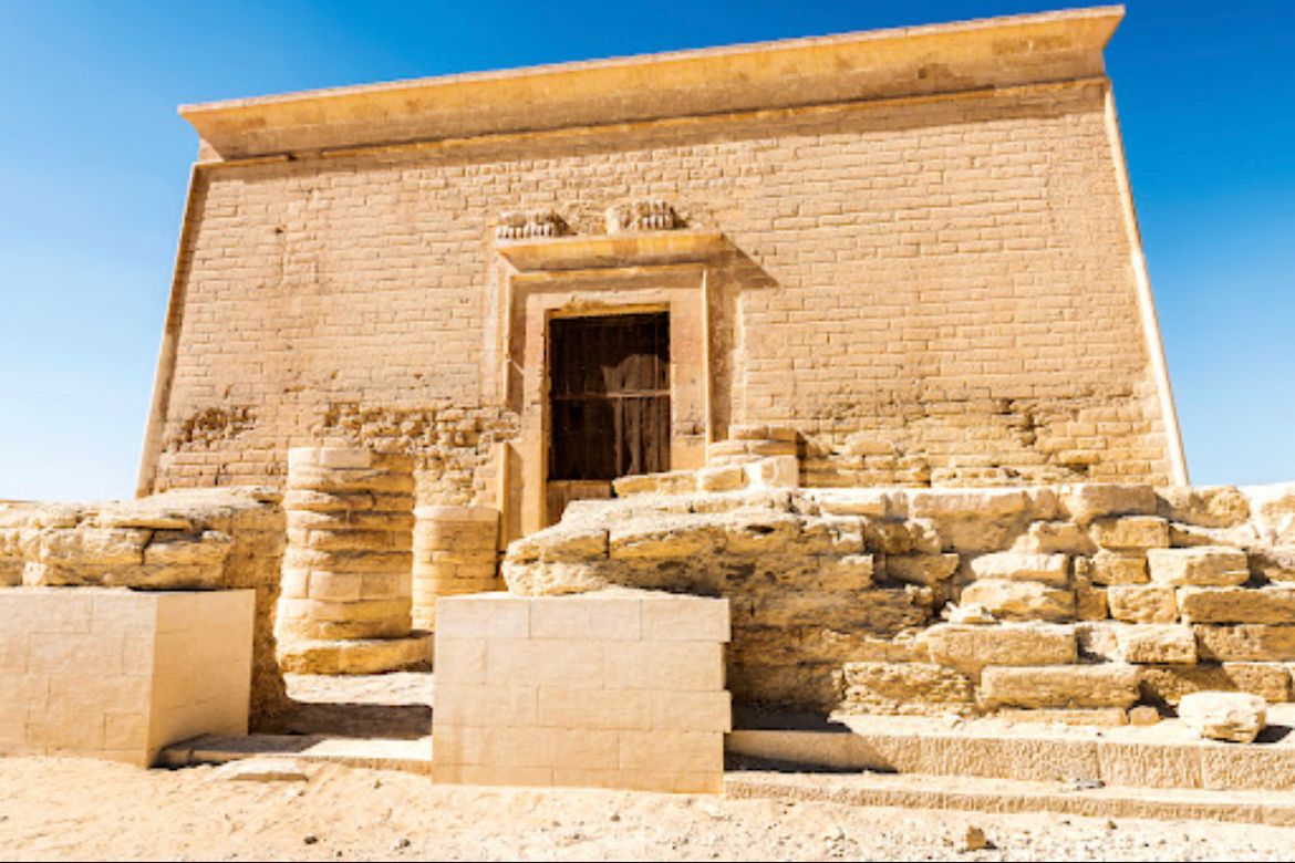 معبد قصر قارون" تحفة الآثار اليونانية الرومانية بالفيوم.. عمره 7 آلاف سنة وارتفاعه 13 مترا.. يضم العديد من المتاهات والسراديب.. يقصده السائحون من كل دول العالم.. وتتعامد عليه الشمس نهاية ديسمبر من