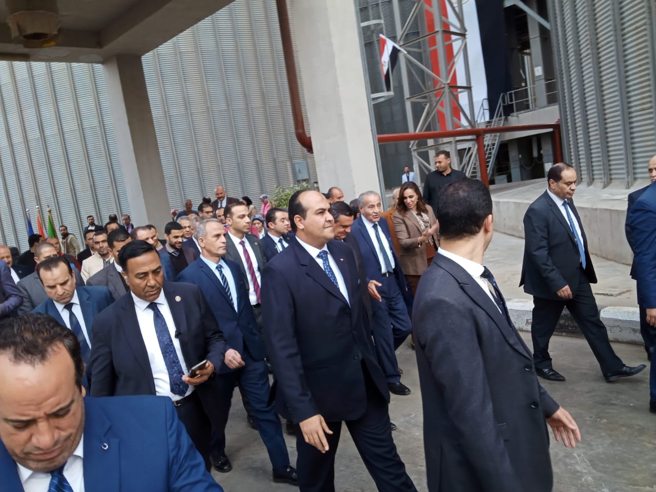 وزيرا التموين والتنمية المحلية يتفقدان صوامع الحبوب (5)
