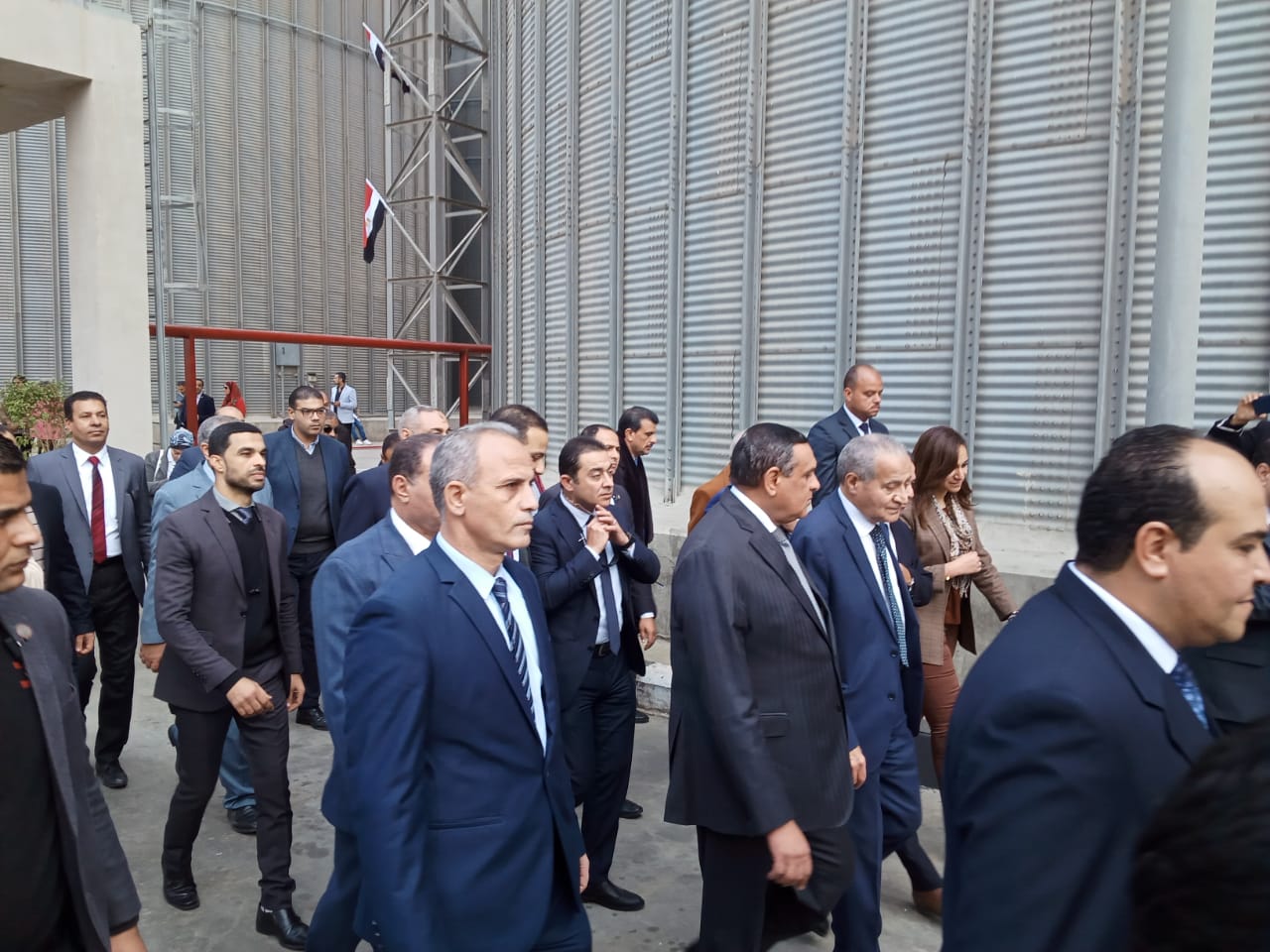 وزيرا التموين والتنمية المحلية يتفقدان صوامع الحبوب (4)