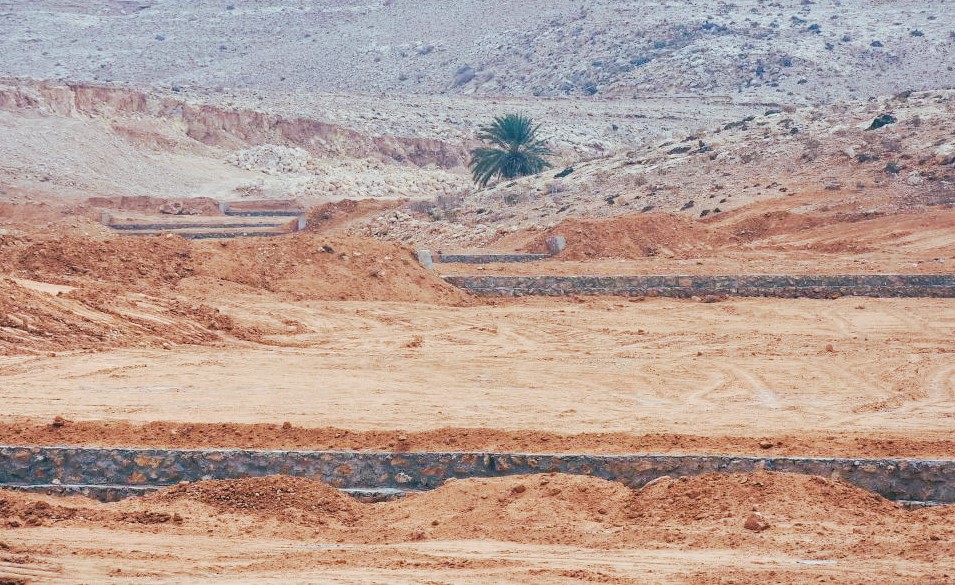 حصاد الأمطار بمطروح من خلال بناء السدود وحفر الآبار (10)