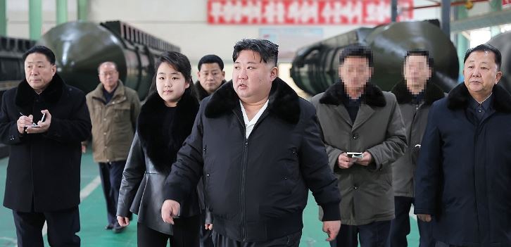 زعيم كوريا بجواره ابنته