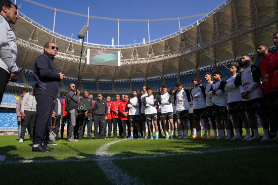 الرئيس السيسي مع لاعبي المنتخب الوطني لكرة القدم  (3)