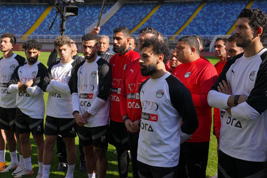 الرئيس السيسي مع لاعبي المنتخب الوطني لكرة القدم  (1)
