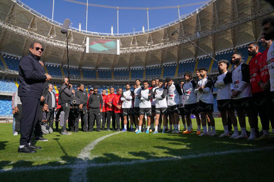 الرئيس السيسي مع لاعبي المنتخب الوطني لكرة القدم  (2)