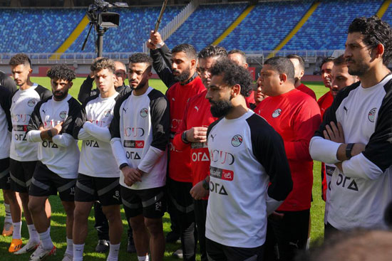 الرئيس السيسي مع لاعبي المنتخب الوطني لكرة القدم  (6)