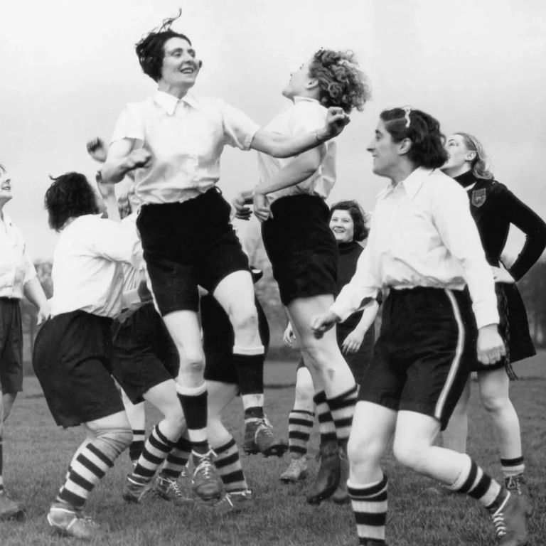 تاريخ كرة القدم النسائية