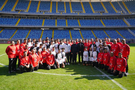 الرئيس السيسي مع لاعبي المنتخب الوطني لكرة القدم  (4)