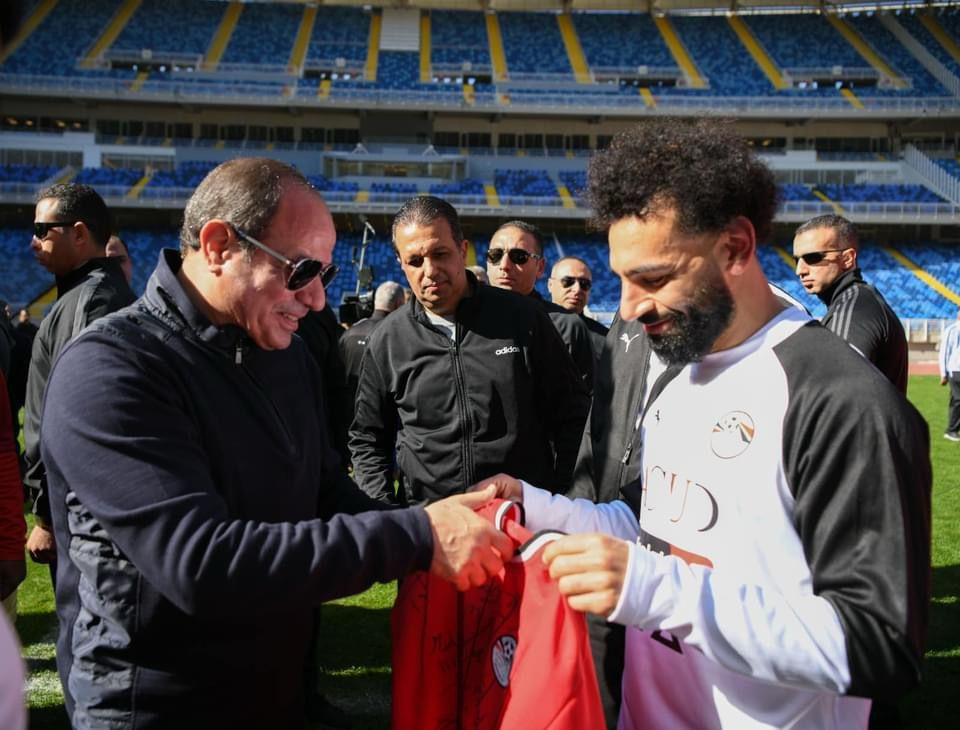 الرئيس عبد الفتاح السيسى مع اللاعب الدولي محمد صلاح