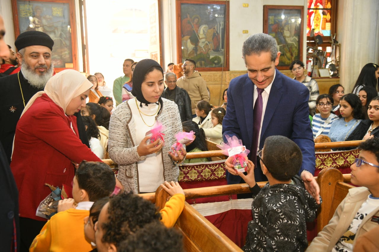 محافظ الغربية يوزع هدايا الرئيس على الأطفال احتفالا بعيد الميلاد (4)