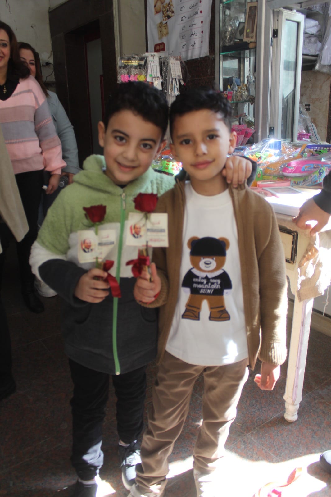 ويتم توزيع الورود والشوكولاتة وصورة الرئيس على الأطفال