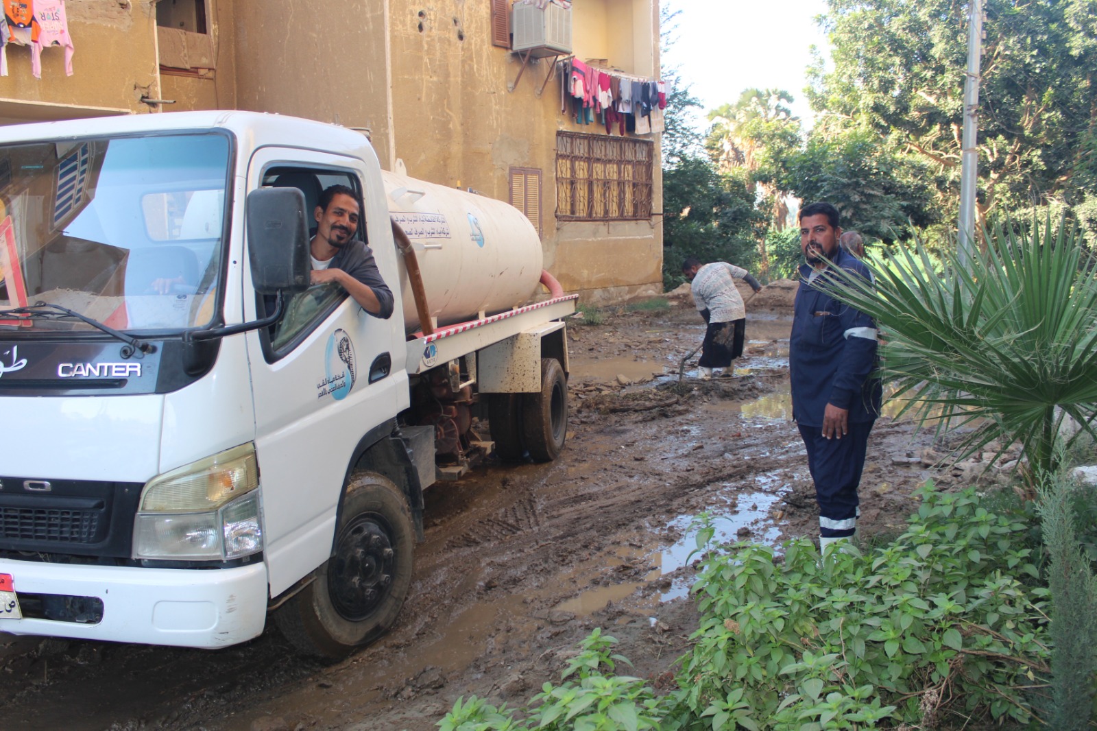 إنهاء أزمة طفح لمياه الصرف الصحى بمنطقة نجع الفوال وعمارات الدير