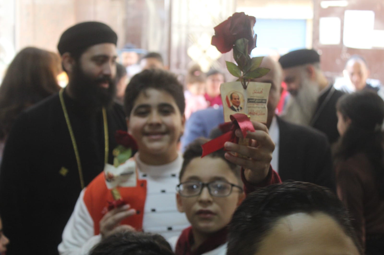 جانب من توزيع الورود في كنيسة السيدة العذراء مريم
