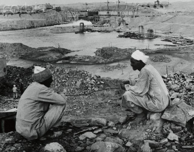 صورة نادرة لبعض بناة السد