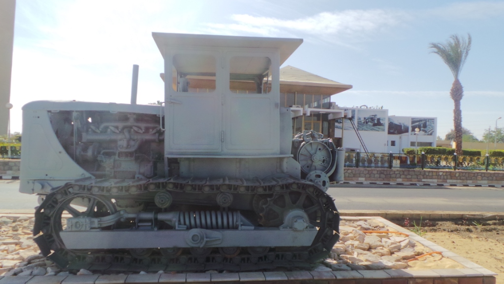 المعدات التى شاركت فى بناء السد