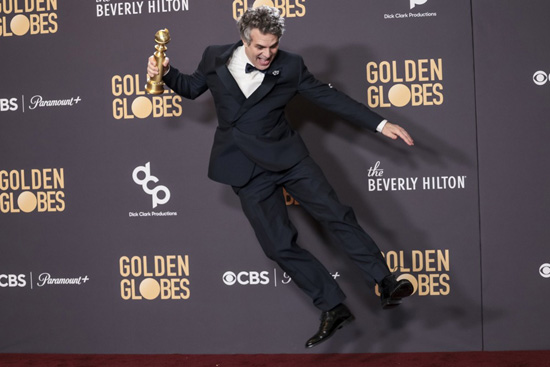 الممثل الأمريكي مارك روفالو يقفز أثناء حصوله على جائزة جولدن جلوب