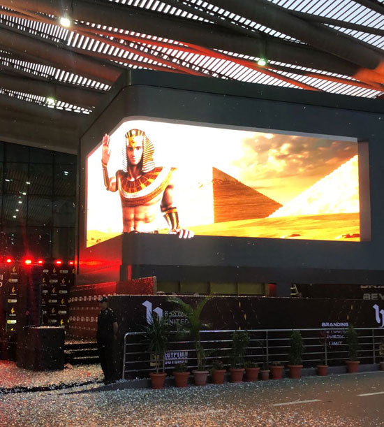 أكبر-شاشة-اعلانية-بتقنية-5D-بمطار-القاهرة-(4)