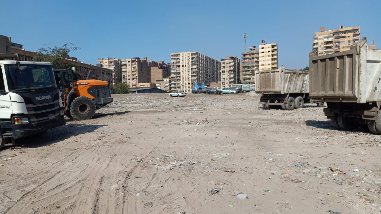 رفع المخلفات من أرض المطاحن بشارع فيصل