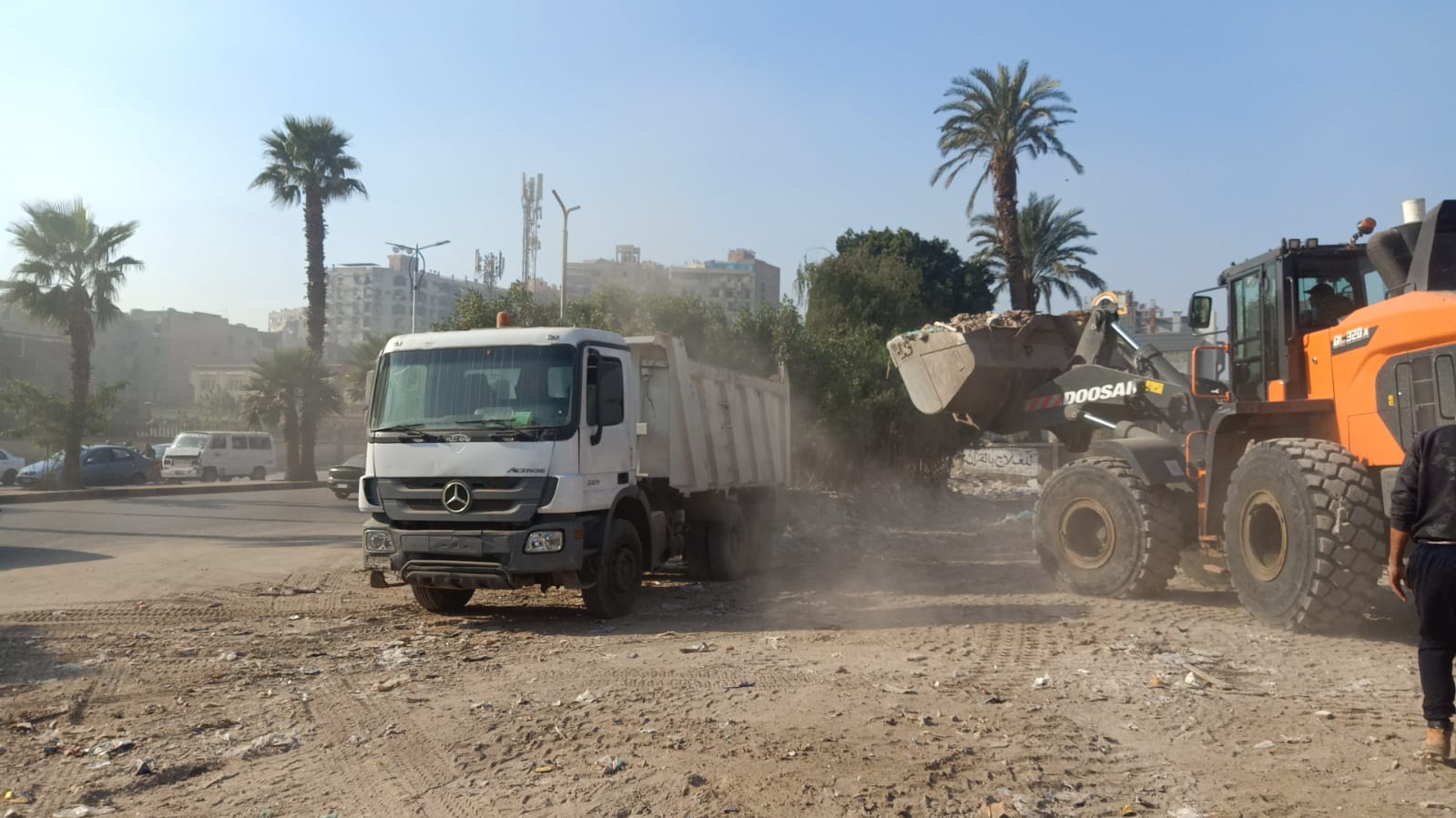 محافظة الجيزة ترفع 5 آلاف طن مخلفات ورتش من أرض المطاحن بشارع فيصل