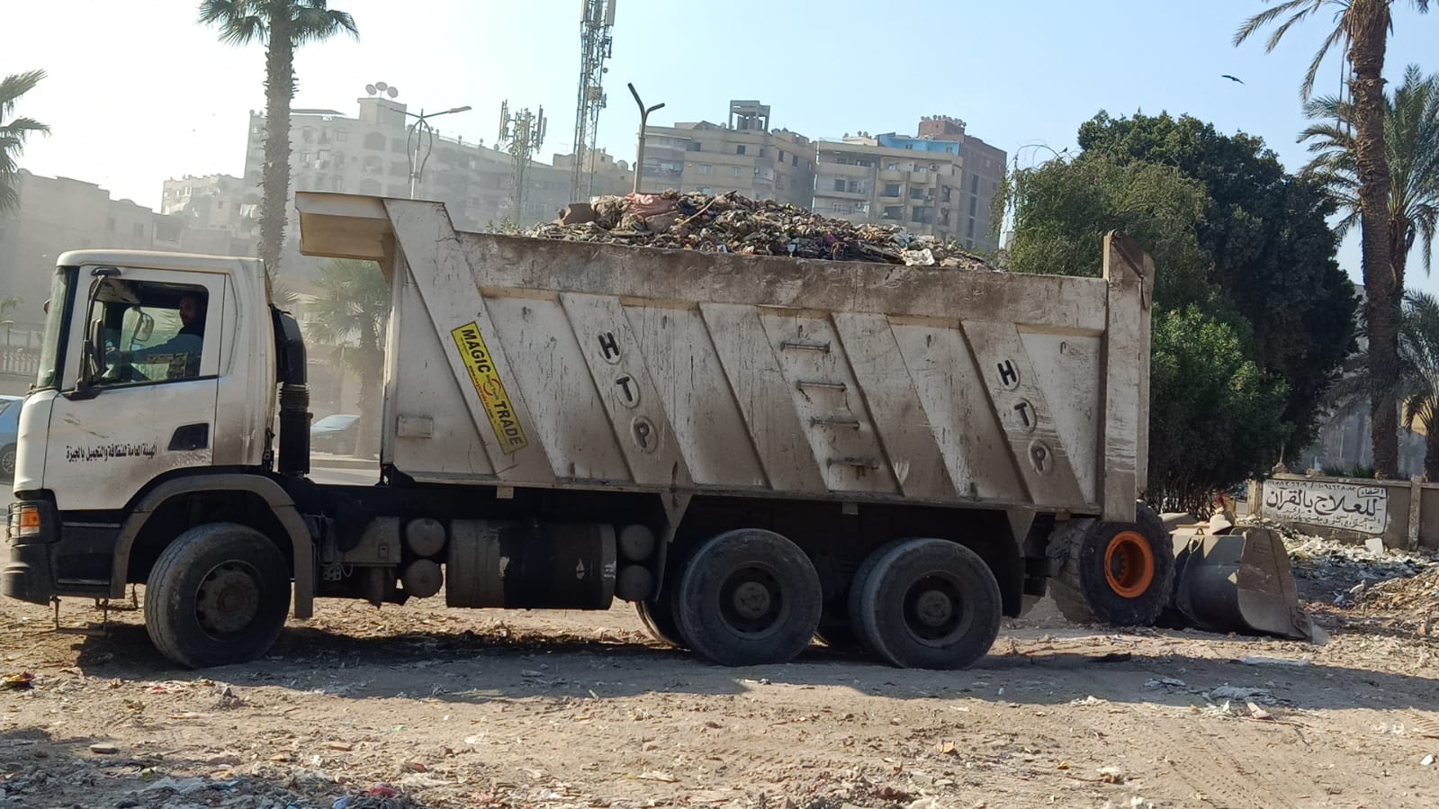 رفع 5 آلاف طن مخلفات ورتش من أرض المطاحن بشارع فيصل
