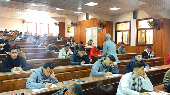طلاب-جامعة-بورسعيد-بالامتحانات