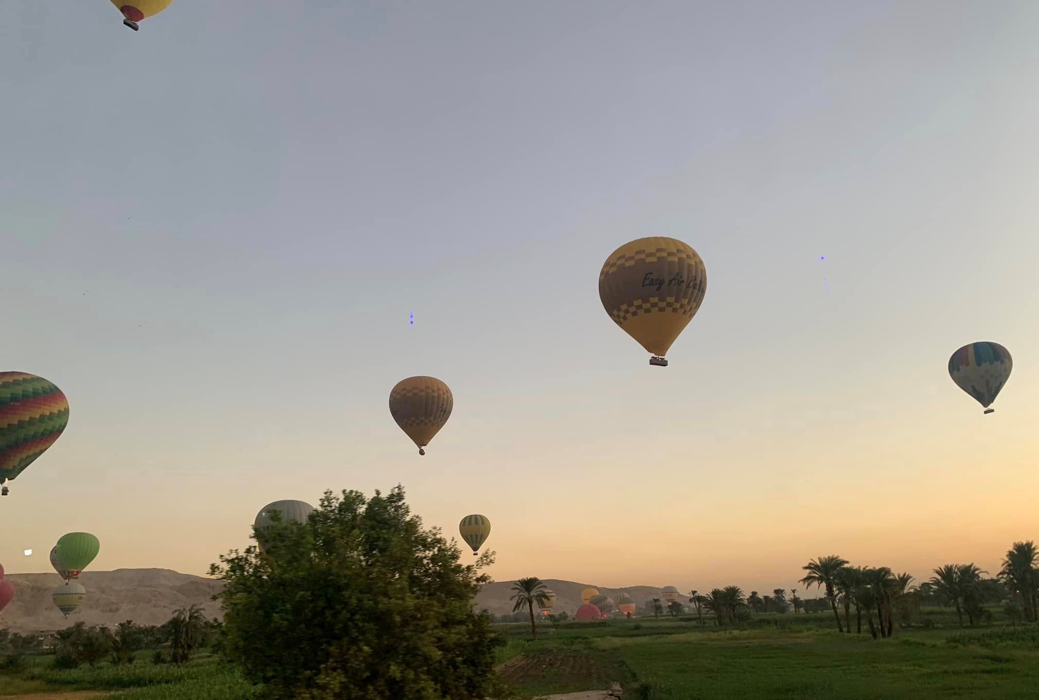 عودة رحلات البالون الطائر بالأقصر بعد توقف يومين بتحليق 75 رحلة تقل 1500 سائح