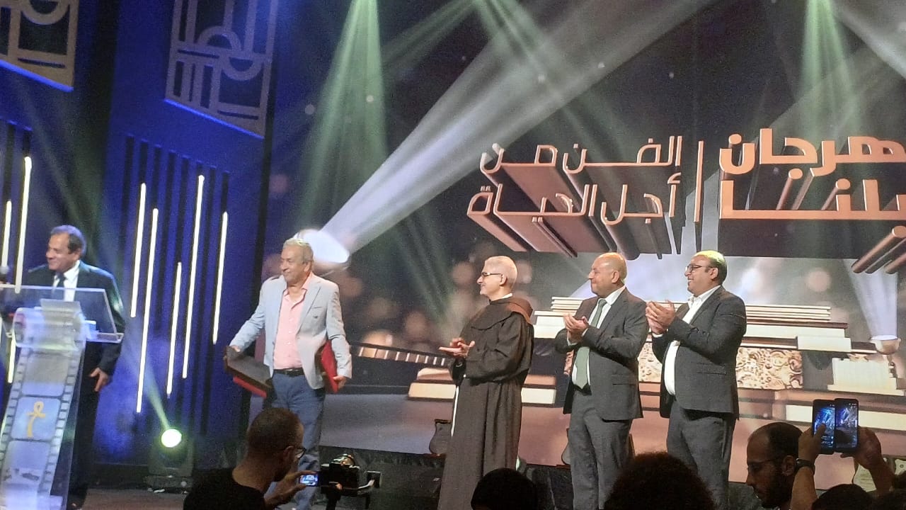 عمر عبد العزيز يحصد جائزة الابداع الفني من مهرجان جيلنا (1)