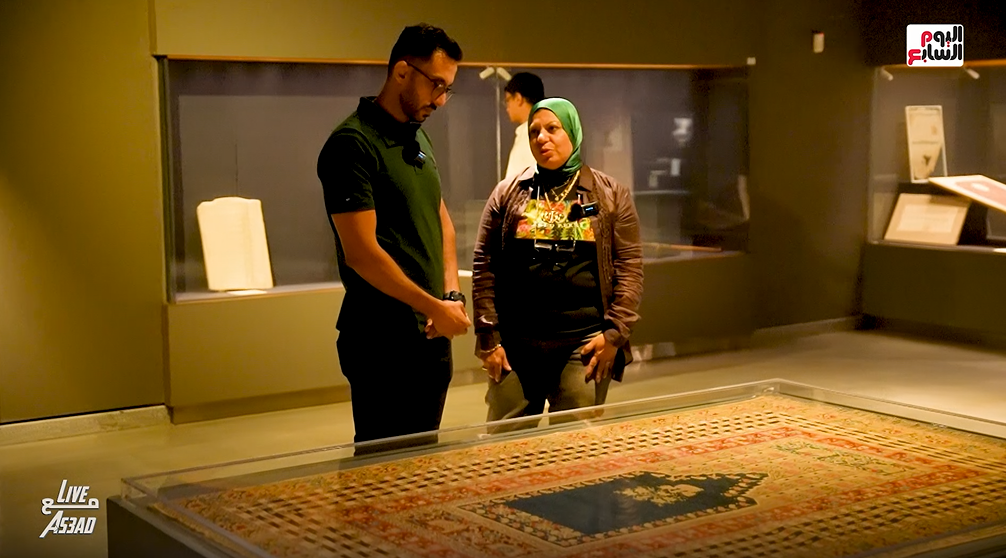 الزميل محمد أسعد والأستاذة منى دباس وكيل عام المتحف أثناء الجولة  (5)