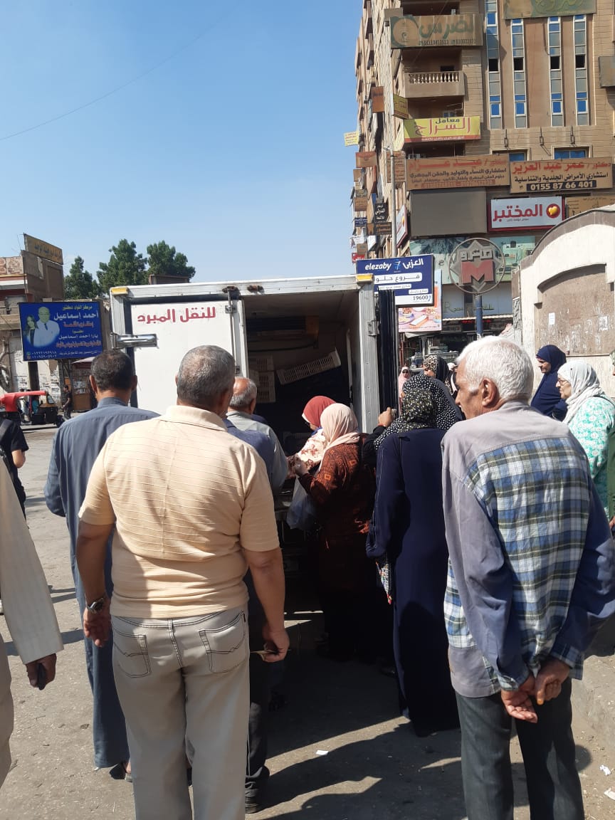 اقبال المواطنيين على منفذ لحوم حياة كريمة