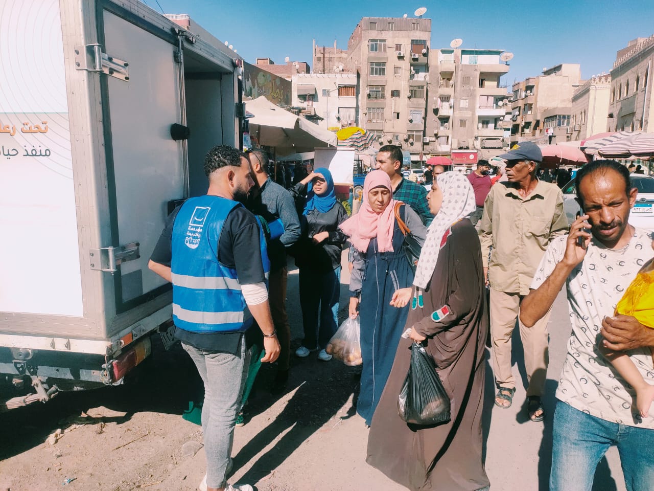 الإقبال علي منفذ اللحوم