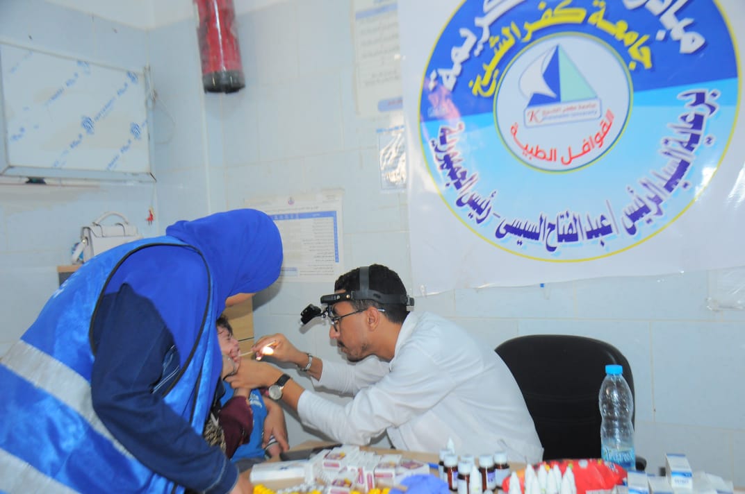 اجراء الكشف الطبي على طفل اجراء الكشف الطبي على طفل