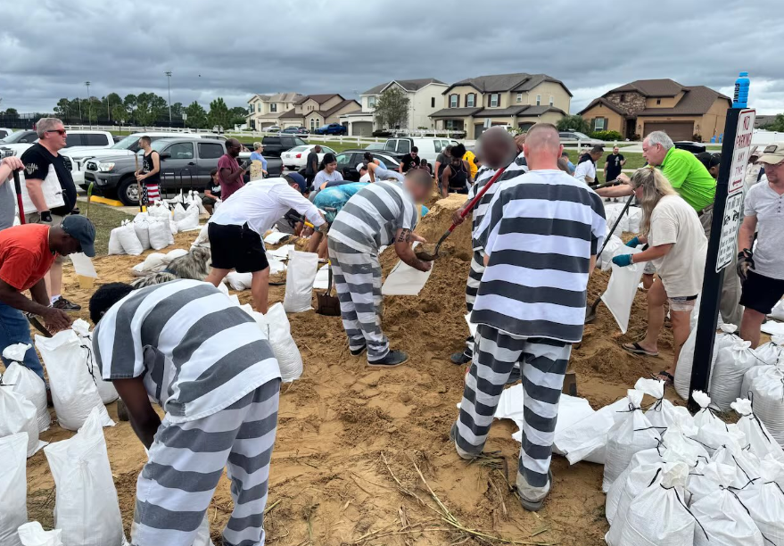 مساعدة السجناء للأهالى