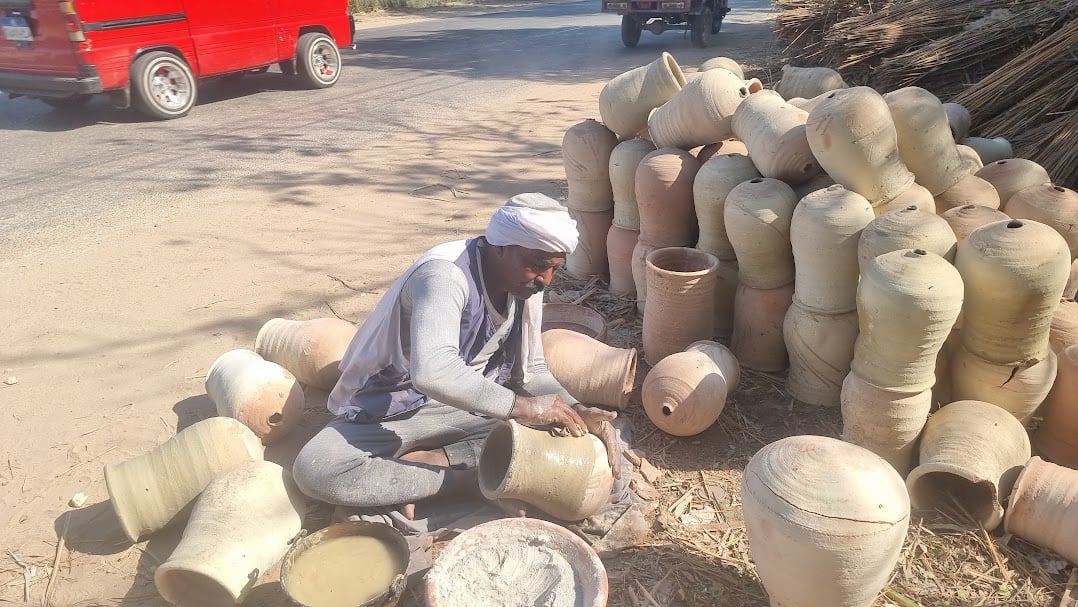 عملية صيانة للبعض القطع الفخارية