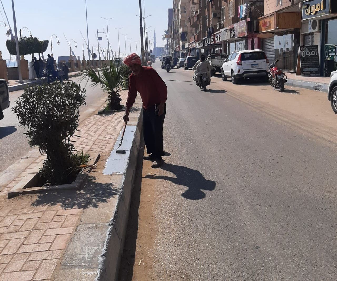 مدينة إسنا تنتهي من دهان وترميم الأرصفة على الكورنيش مدينة إسنا تنتهي من دهان وترميم الأرصفة على الكورنيش