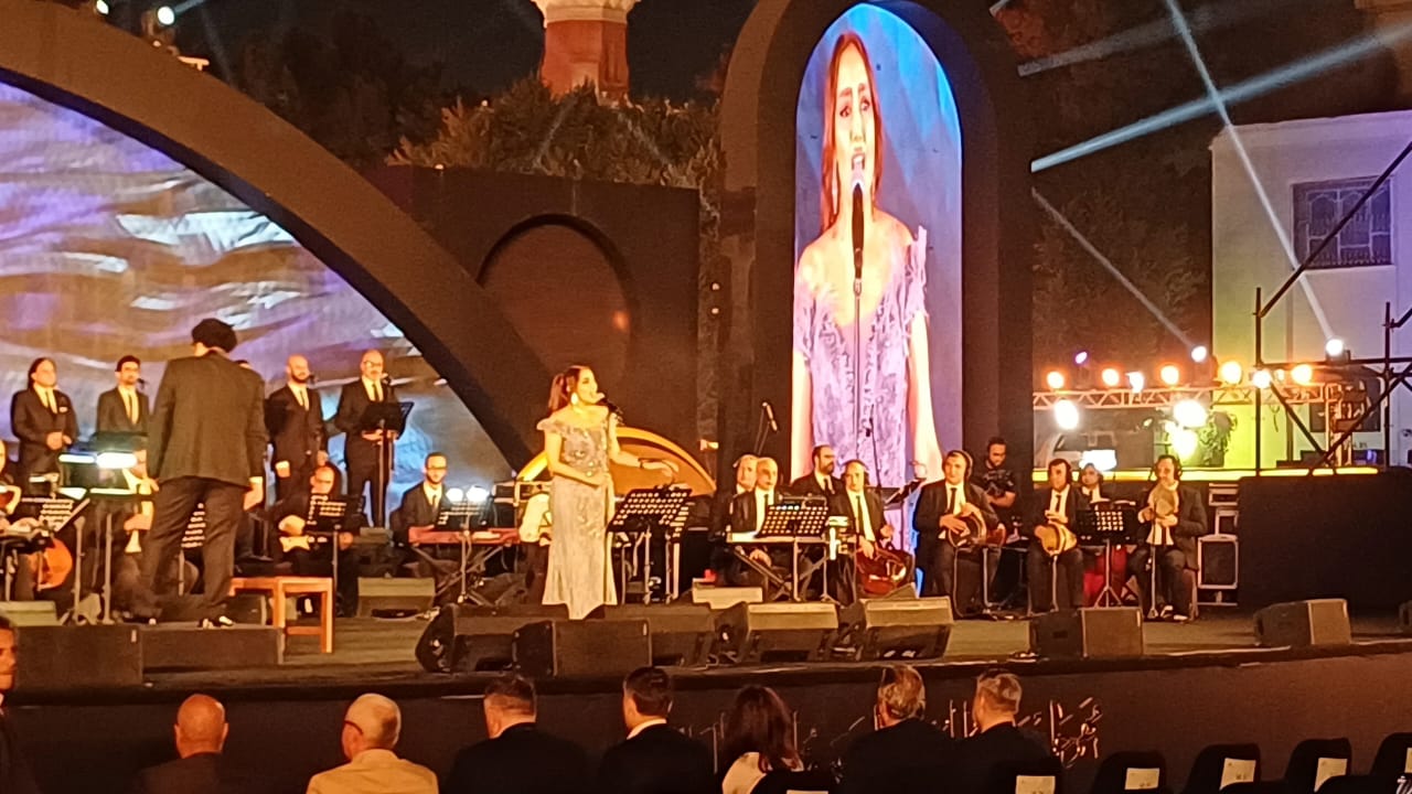 سمية وجدي تغني لعفاف راضي في حفل مهرجان الموسيقى العربية (3)