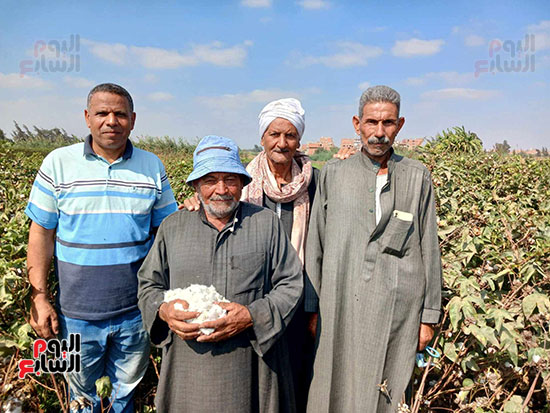 العم-لطفى-مع-القائمين-على-الجمعية-الزراعية-بالمنشية-دعبس