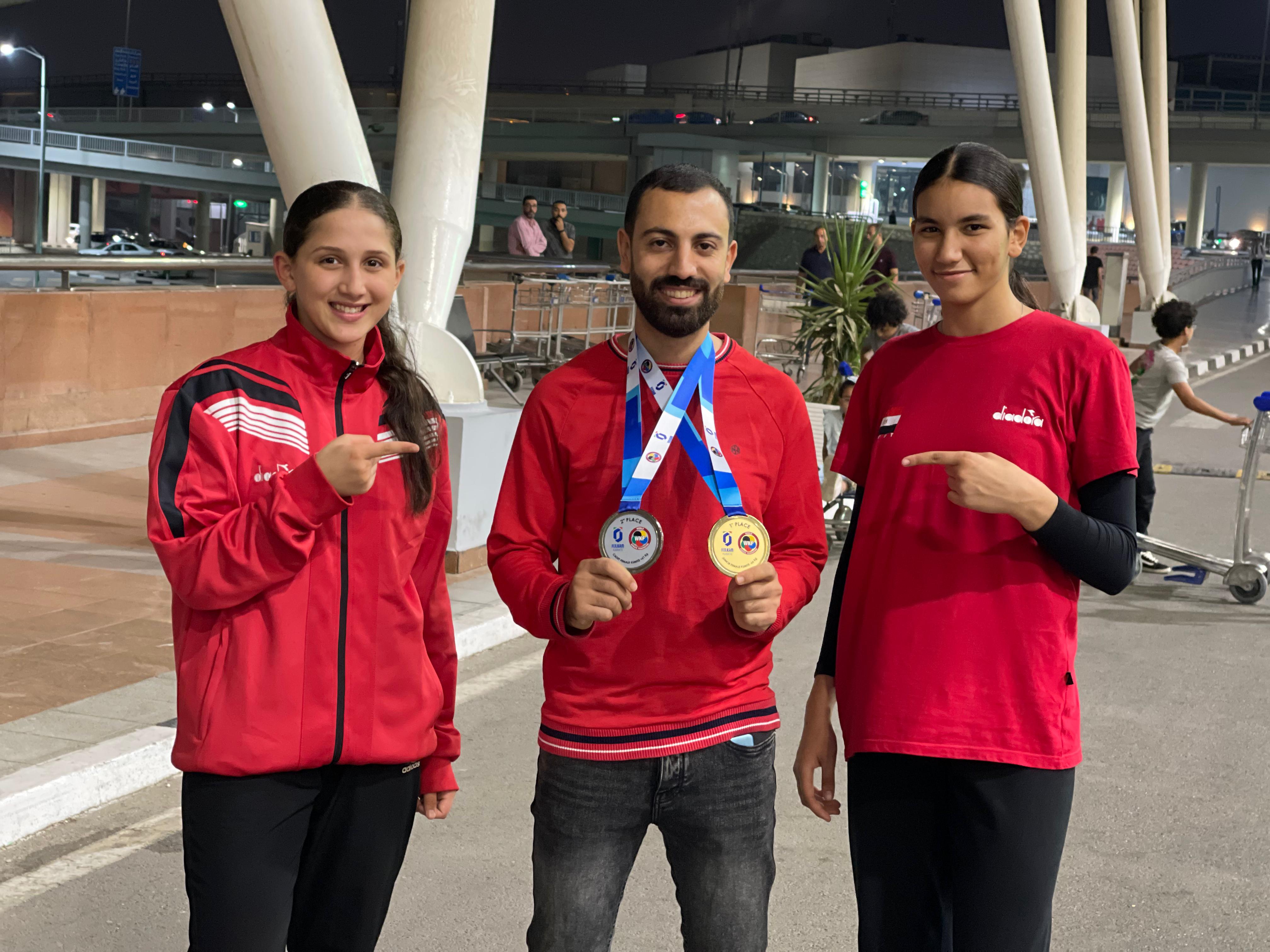 ابطال العالم ومدربهم 