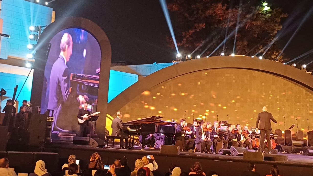 عمرو سليم يسلي جمهور مهرجان الموسيقى العربية بأجمل المقطوعات الموسيقية (3)