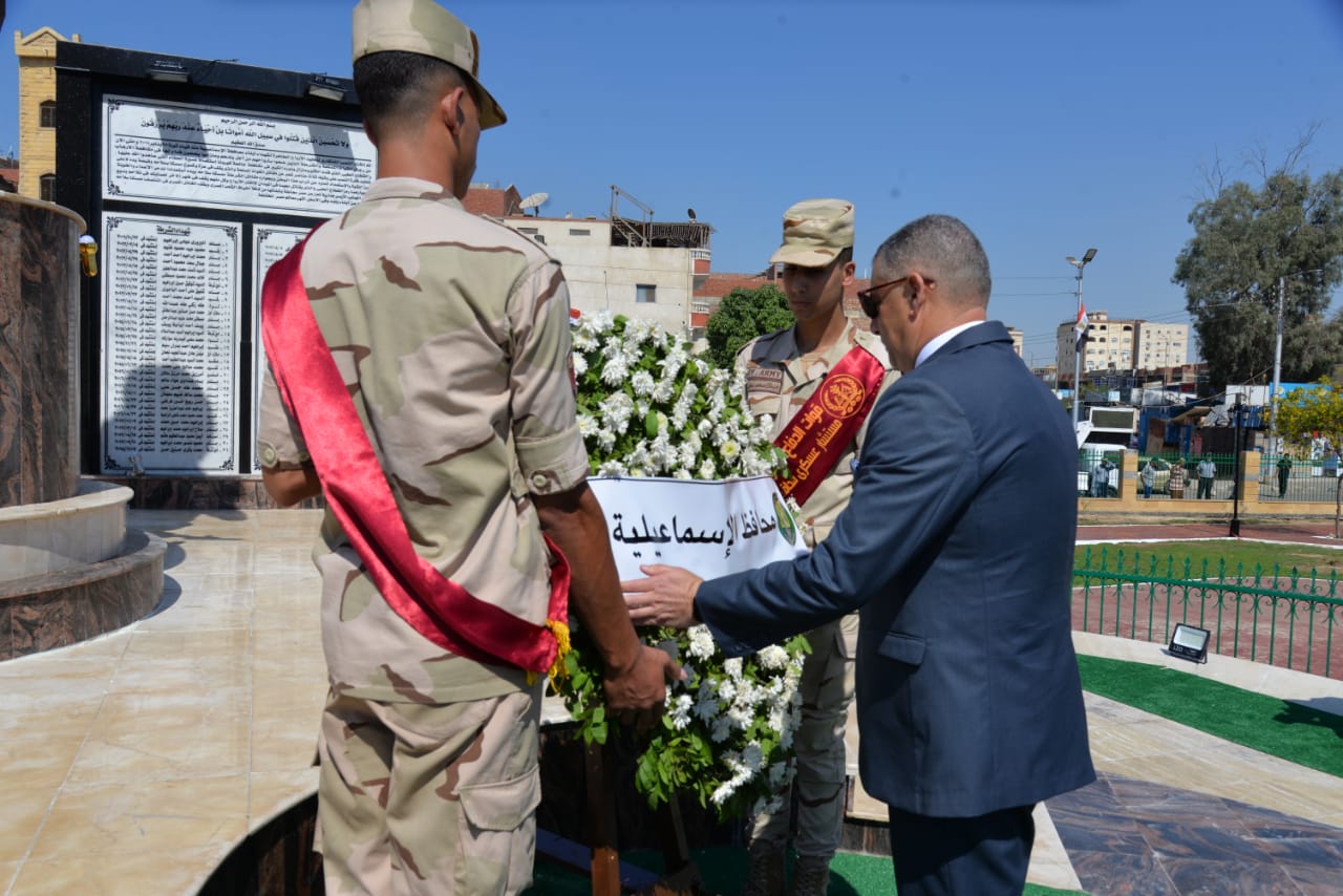 محافظ الإسماعيلية يضع إكليلا من الزهور على النصب التذكاري بميدان الشهداء (2)