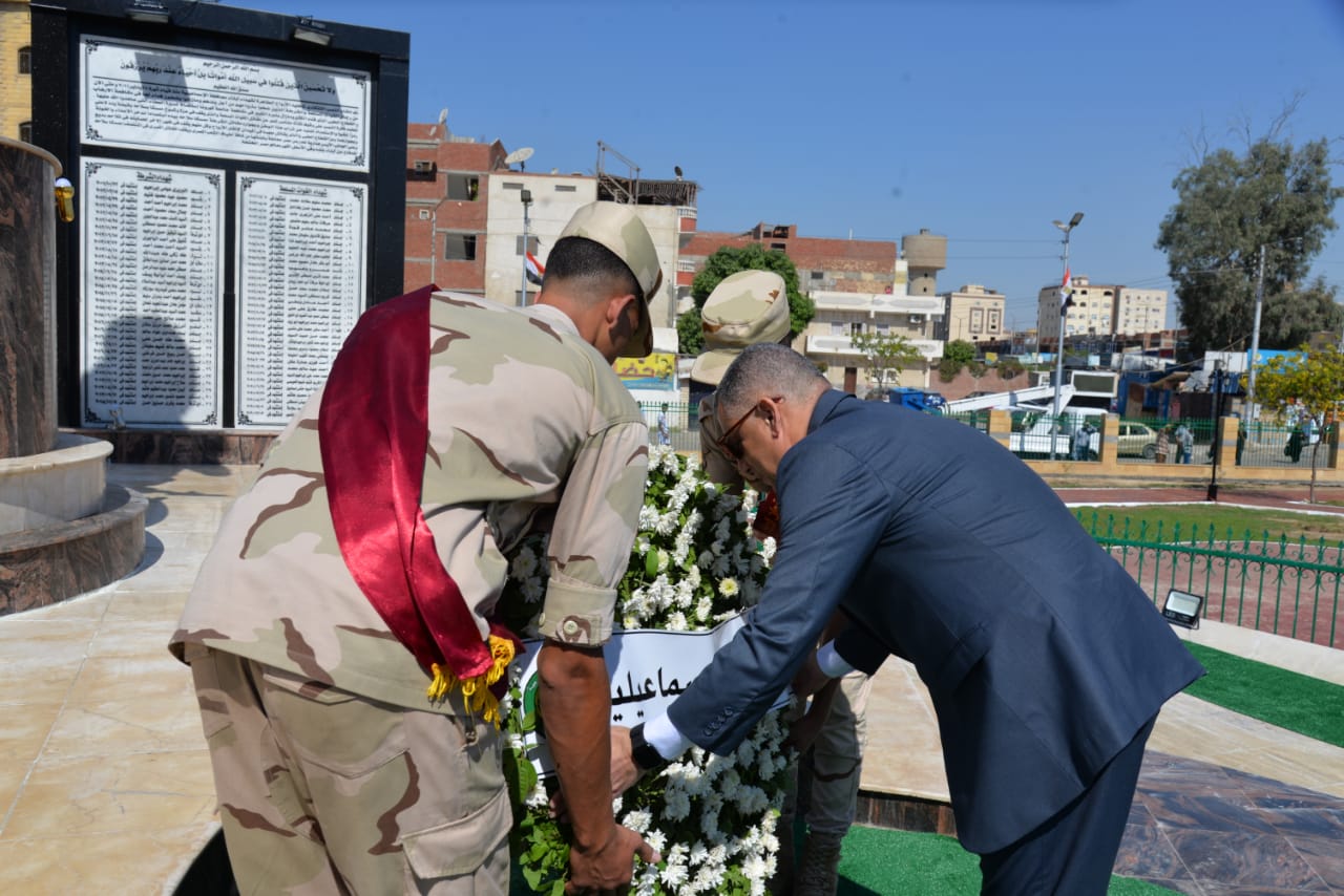 محافظ الإسماعيلية يضع إكليلا من الزهور على النصب التذكاري بميدان الشهداء (3)