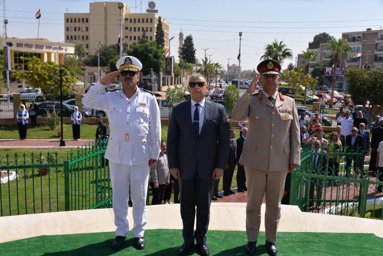 محافظ الإسماعيلية يضع إكليلا من الزهور على النصب التذكاري بميدان الشهداء (4)