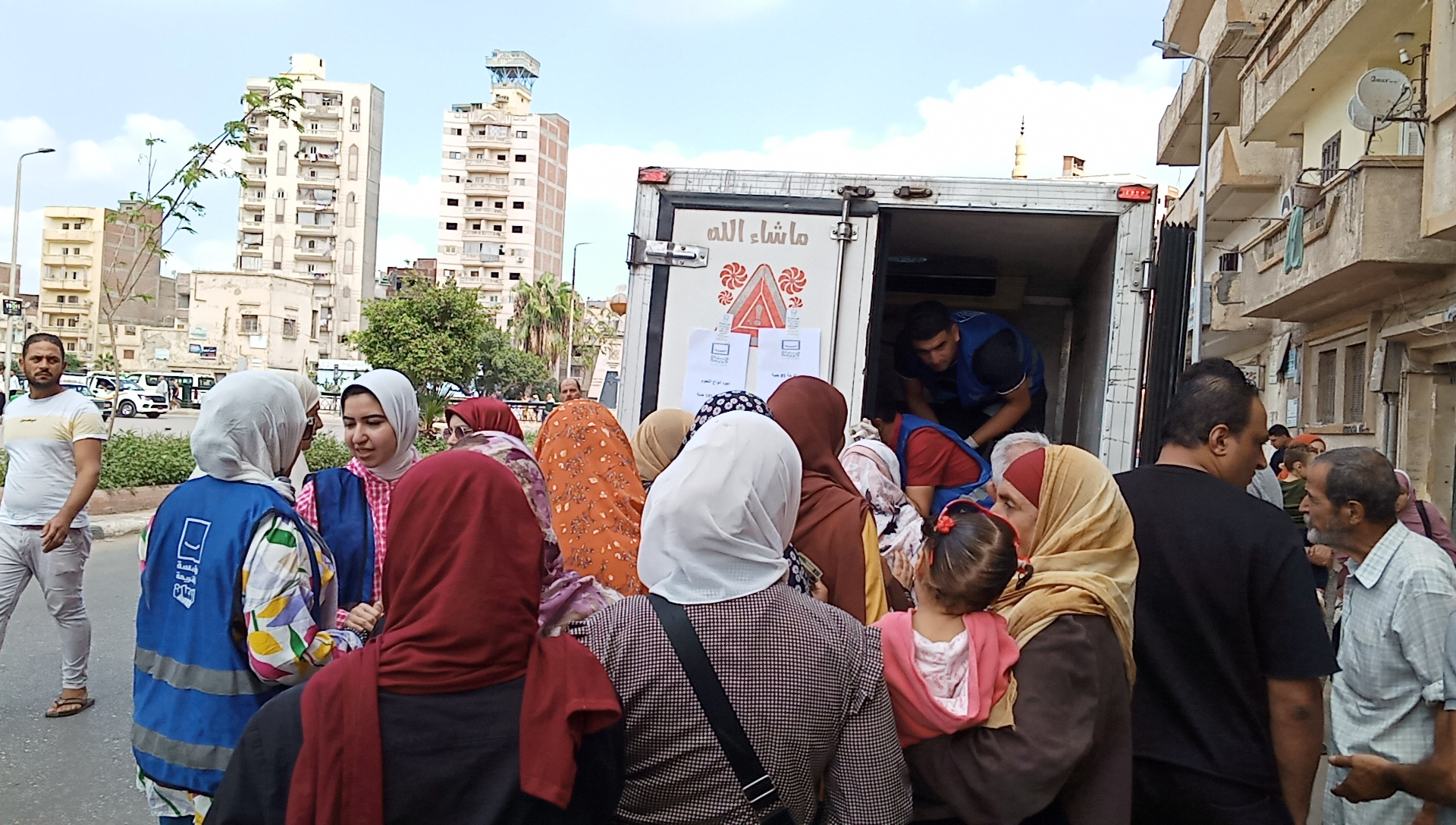 زحام على شراء لحوم مبادرة حياة كريمة