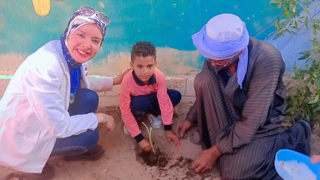 فعاليات ورش زراعة شتلات أشجار لطلبة مدرسة العوامية الرسمية لغات