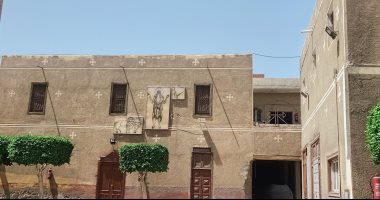 الهلال يحتضن الصليب فى دير الأنبا بولا