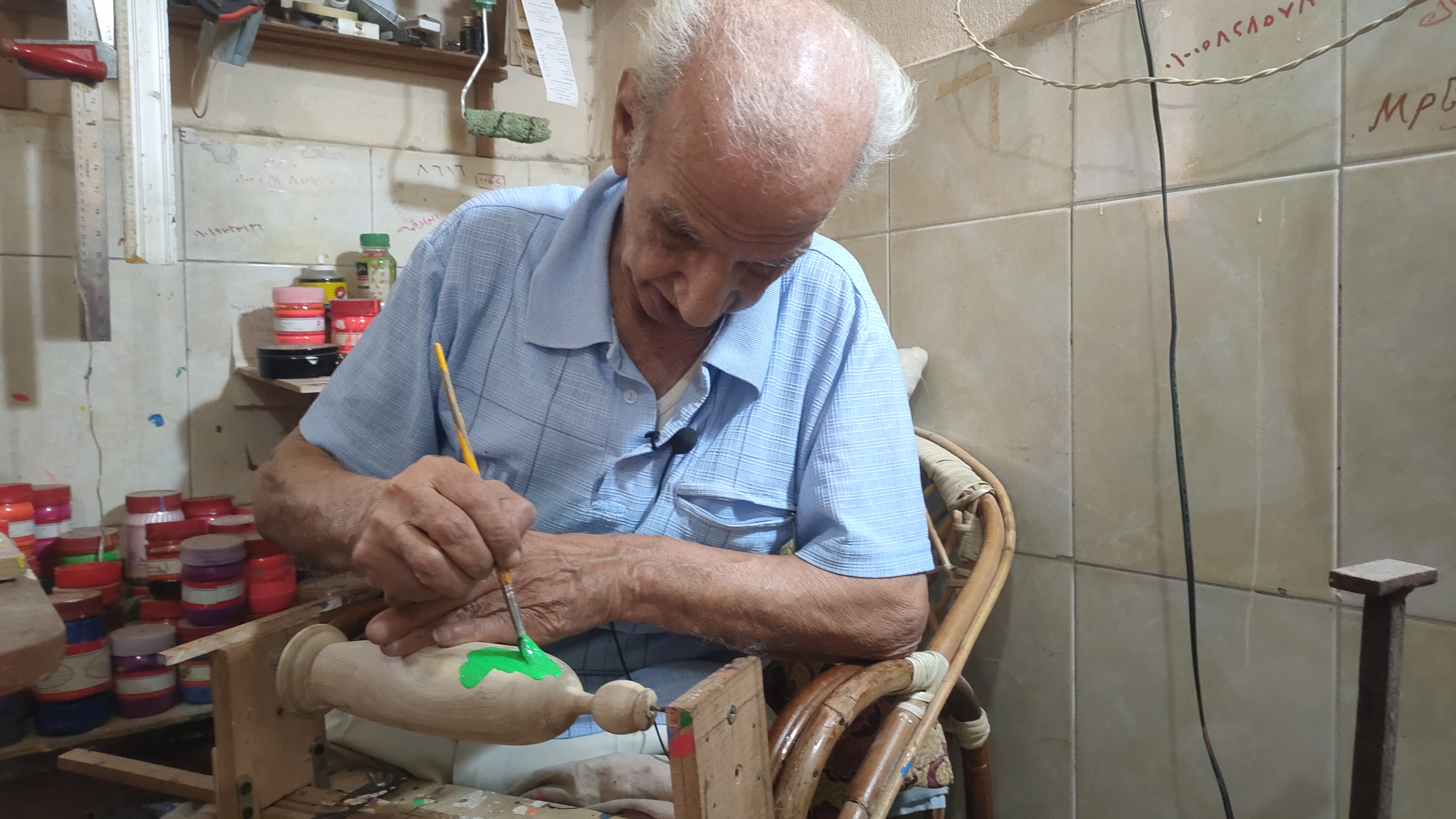ويعتبر العم غالي من مؤسسي فن صناعة الدمى الخشبية ويعتبر العم غالي من مؤسسي فن صناعة الدمى الخشبية